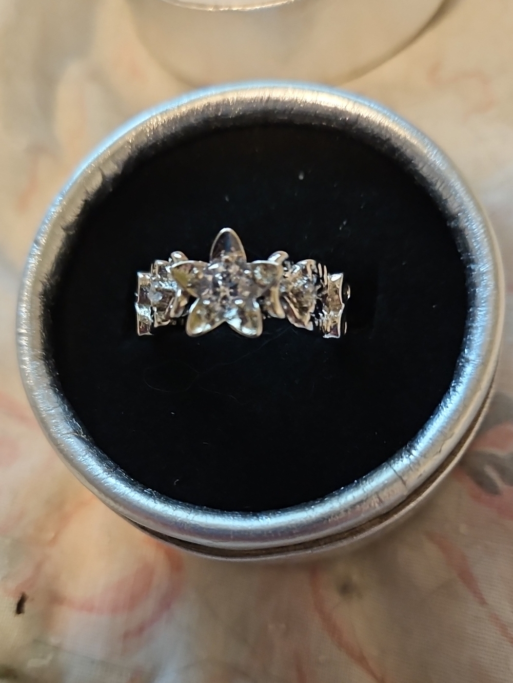 BRAND NEW ** Silver Floral CZ Ring with Sparkling Stones